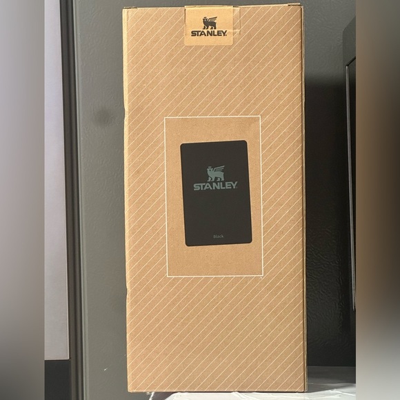 Stanley Black Tumbler 40oz Quencher H2.0 - Picture 4 of 7